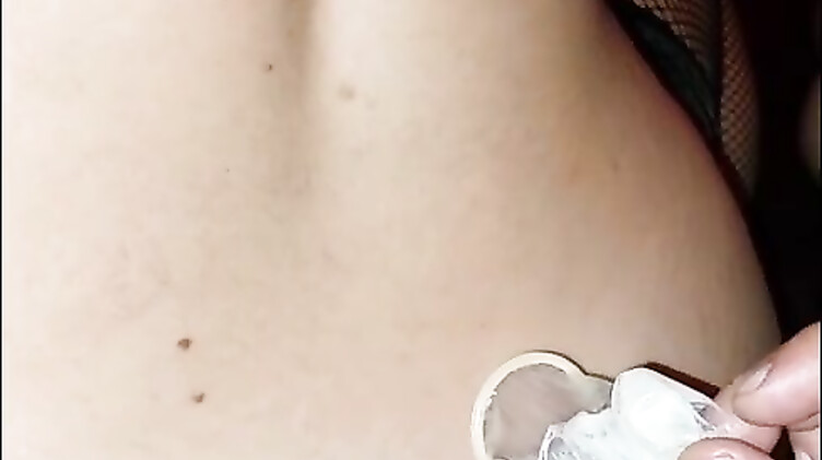 Друзья мужа ебут Алину сексвайф в рот и пизду в гандонах