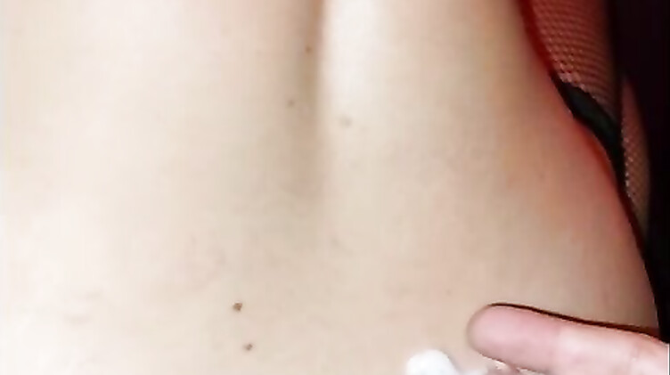 Друзья мужа ебут Алину сексвайф в рот и пизду в гандонах