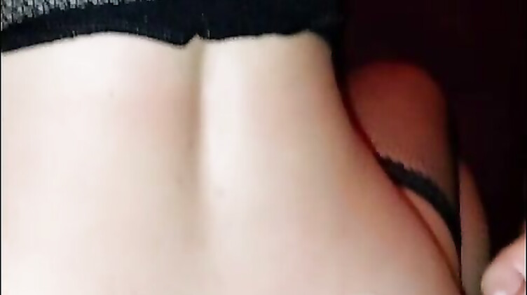 Друзья мужа ебут Алину сексвайф в рот и пизду в гандонах