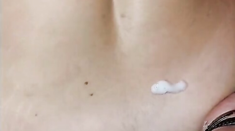 Друзья мужа ебут Алину сексвайф в рот и пизду в гандонах