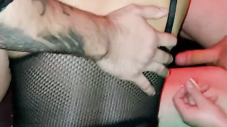 Друзья мужа ебут Алину сексвайф в рот и пизду в гандонах