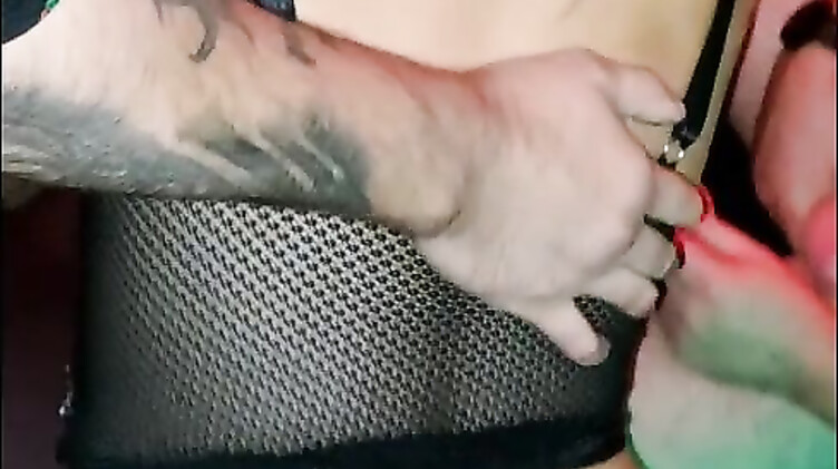 Друзья мужа ебут Алину сексвайф в рот и пизду в гандонах