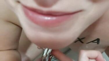 Любовник с кольцом в хуе ссыт на Алину Сексвайф в ванне