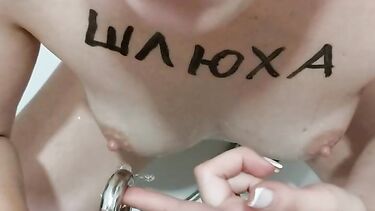 Любовник с кольцом в хуе ссыт на Алину Сексвайф в ванне