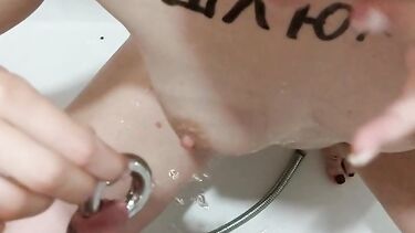 Любовник с кольцом в хуе ссыт на Алину Сексвайф в ванне