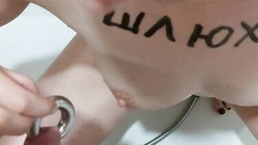 Любовник с кольцом в хуе ссыт на Алину Сексвайф в ванне