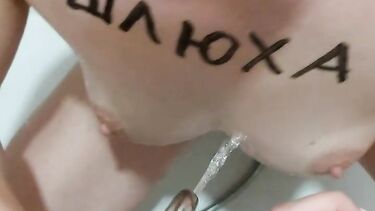 Любовник с кольцом в хуе ссыт на Алину Сексвайф в ванне