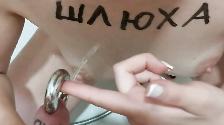 Любовник с кольцом в хуе ссыт на Алину Сексвайф в ванне