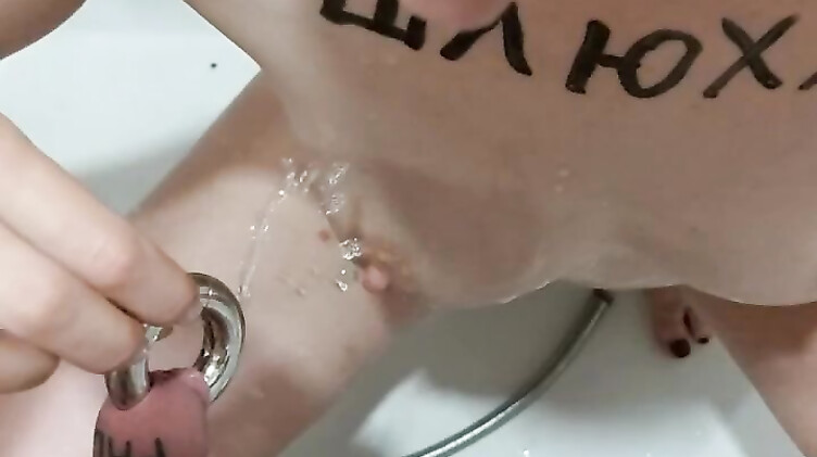 Любовник с кольцом в хуе ссыт на Алину Сексвайф в ванне