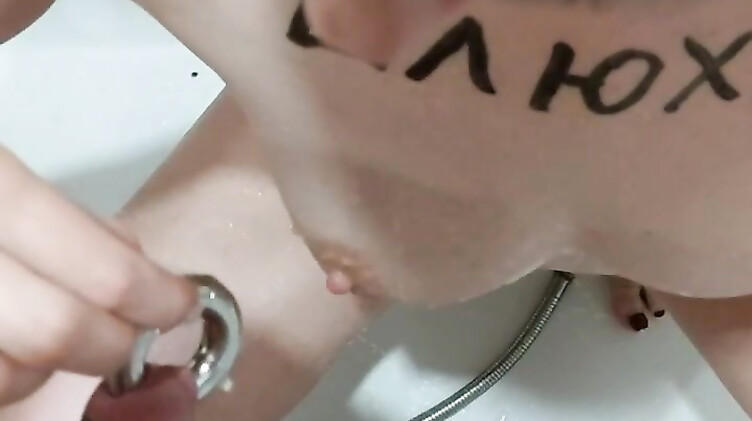 Любовник с кольцом в хуе ссыт на Алину Сексвайф в ванне