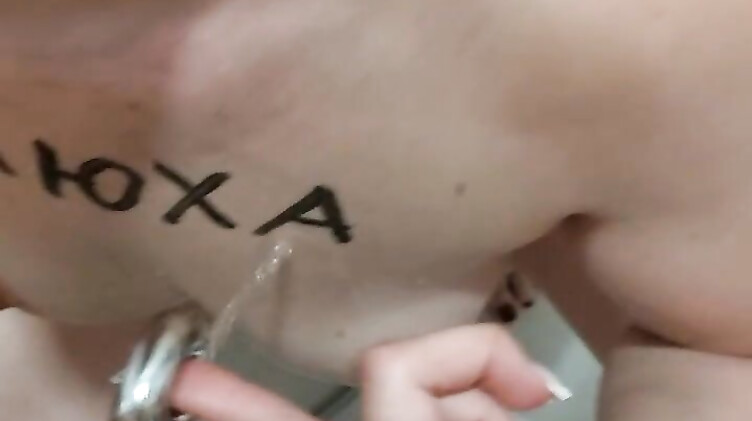 Любовник с кольцом в хуе ссыт на Алину Сексвайф в ванне