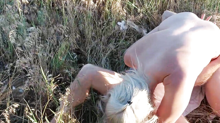 Алина Сексвайф скачет на члене любовника в поле, муж снимает