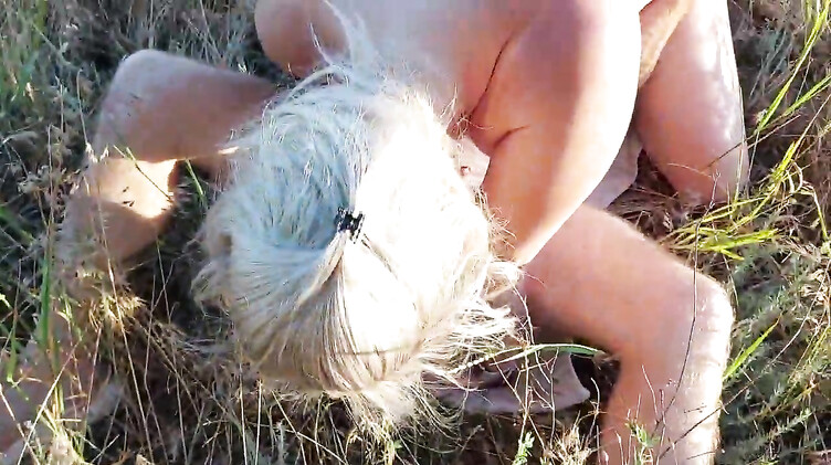 Алина Сексвайф скачет на члене любовника в поле, муж снимает