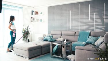 Молодая служанка Мартина Смеральди трахается со зрелым хозяином