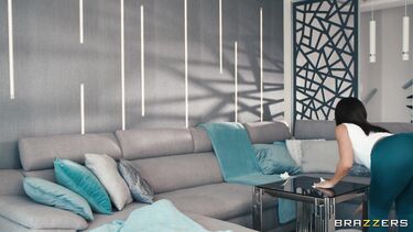 Молодая служанка Мартина Смеральди трахается со зрелым хозяином