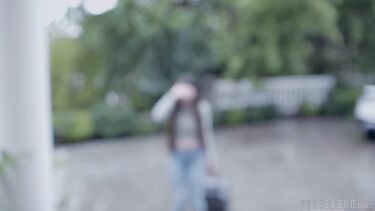 Под моей крышей: отец трахает дочь и ее брошеную одноклассницу