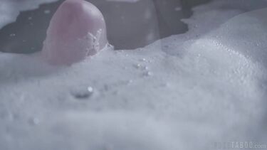 Две девки сосут член: Под моей крышей: отец трахает дочь и ее брошеную одноклассницу