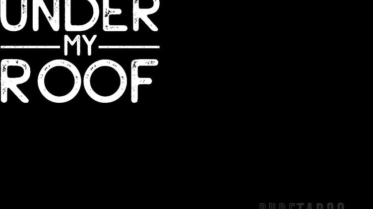 Под моей крышей: отец трахает дочь и ее брошеную одноклассницу