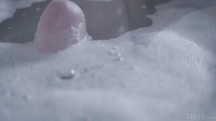 Под моей крышей: отец трахает дочь и ее брошеную одноклассницу