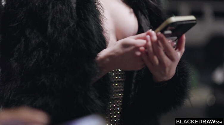 Виолет Восс трахается с негром незнакомцем в отеле