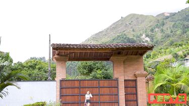 Массажист трогает киску клиентки и разводит ее на секс на сеансе массажа