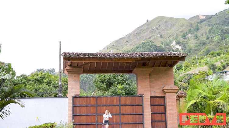 Yenni Leon: Массажист трогает киску клиентки и разводит ее на секс на сеансе массажа