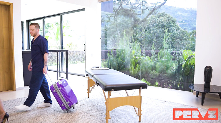 Массажист трогает киску клиентки и разводит ее на секс на сеансе массажа