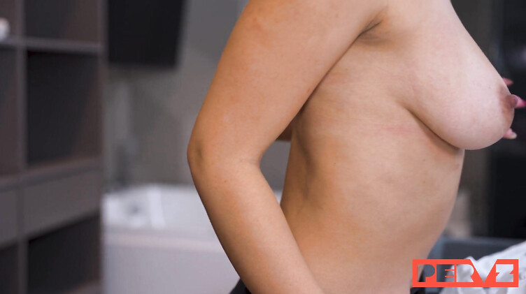 Массажист трогает киску клиентки и разводит ее на секс на сеансе массажа