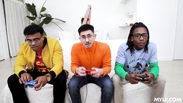 Два негра ебут белую маму друга Лорен Филлипс в пизду и жопу дуплетом