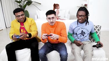 Девка сосет два члена: Два негра ебут белую маму друга Лорен Филлипс в пизду и жопу дуплетом