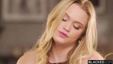 Хлоя Роуз отвлекает негра от работы глубоким отсосом и розовой киской