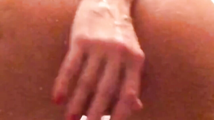 Елена Беркова показывает себя и мастурбирует в душе