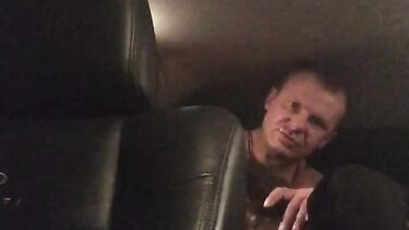 Стоянок трахает Елену Беркову в тачке на парковке