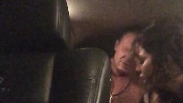 Стоянок трахает Елену Беркову в тачке на парковке