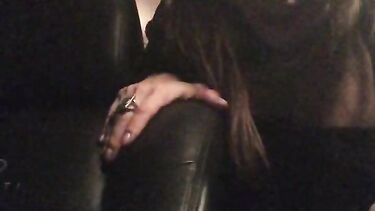 Стоянок трахает Елену Беркову в тачке на парковке