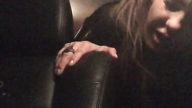 Стоянок трахает Елену Беркову в тачке на парковке