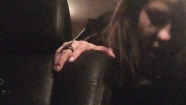 Стоянок трахает Елену Беркову в тачке на парковке