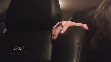 Стоянок трахает Елену Беркову в тачке на парковке