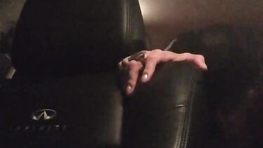 Стоянок трахает Елену Беркову в тачке на парковке