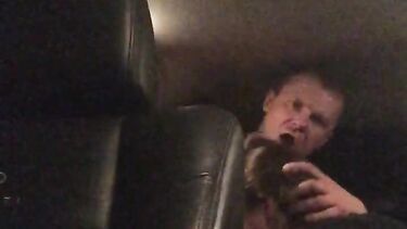 Стоянок трахает Елену Беркову в тачке на парковке