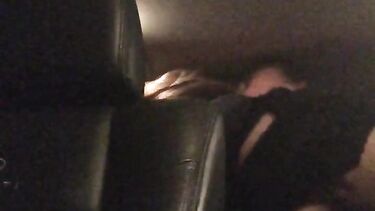 Стоянок трахает Елену Беркову в тачке на парковке