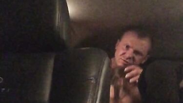 Стоянок трахает Елену Беркову в тачке на парковке