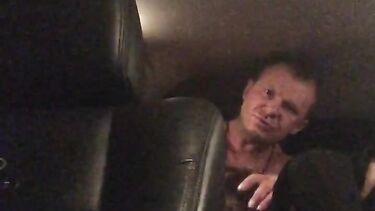 Стоянок трахает Елену Беркову в тачке на парковке