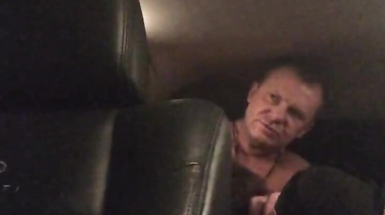 Стоянок трахает Елену Беркову в тачке на парковке