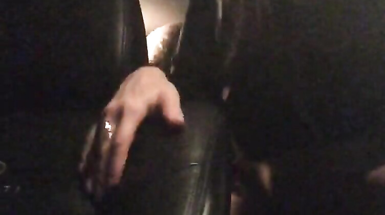 Стоянок трахает Елену Беркову в тачке на парковке