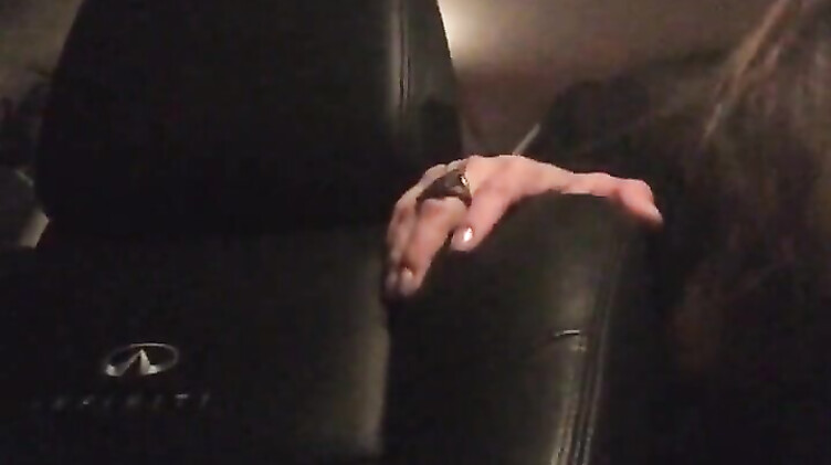 Стоянок трахает Елену Беркову в тачке на парковке