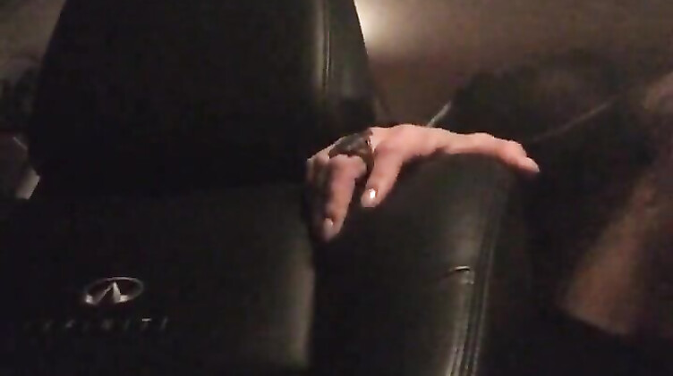 Стоянок трахает Елену Беркову в тачке на парковке