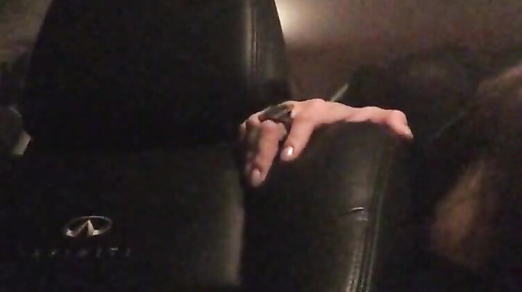 Стоянок трахает Елену Беркову в тачке на парковке