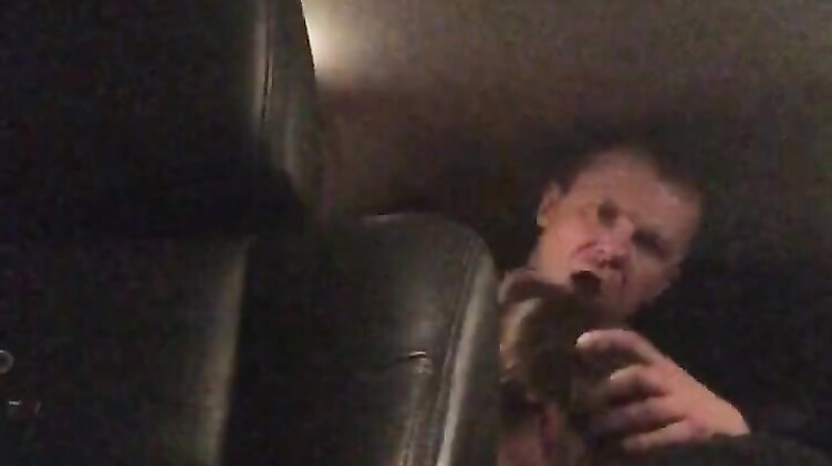 Стоянок трахает Елену Беркову в тачке на парковке