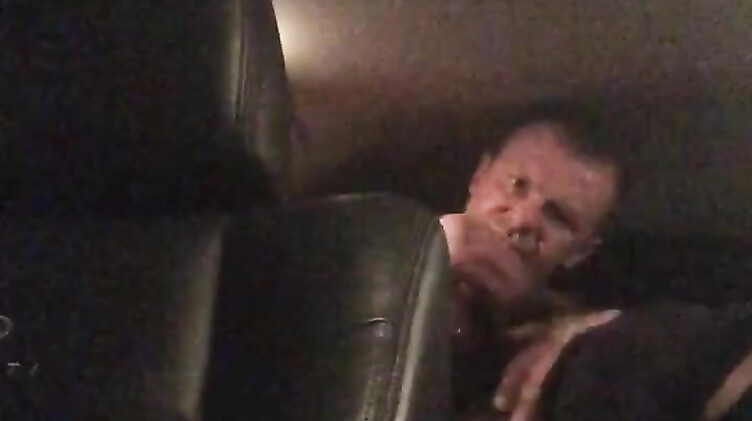 Стоянок трахает Елену Беркову в тачке на парковке